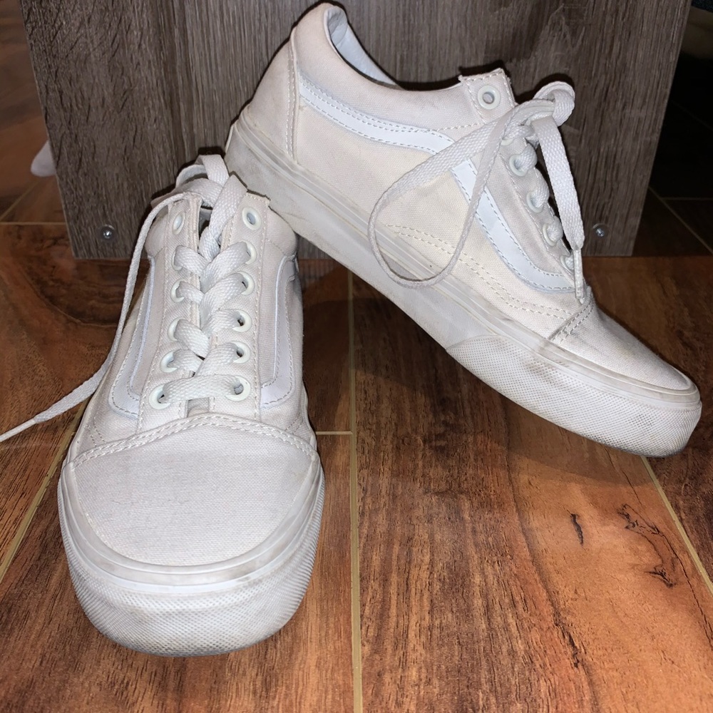 WHITE OLD SKOOLS